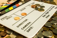 Ilustrativní obrázek klapky a peněz