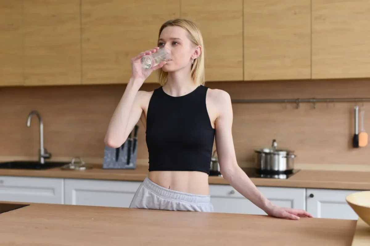 žena pije ze sklenice