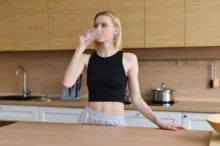 žena pije ze sklenice