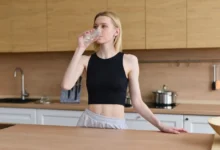 žena pije ze sklenice