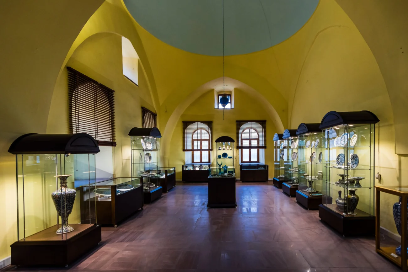 shutterstock_1048461736-min | TVGURU.cz muzeum porcelánu