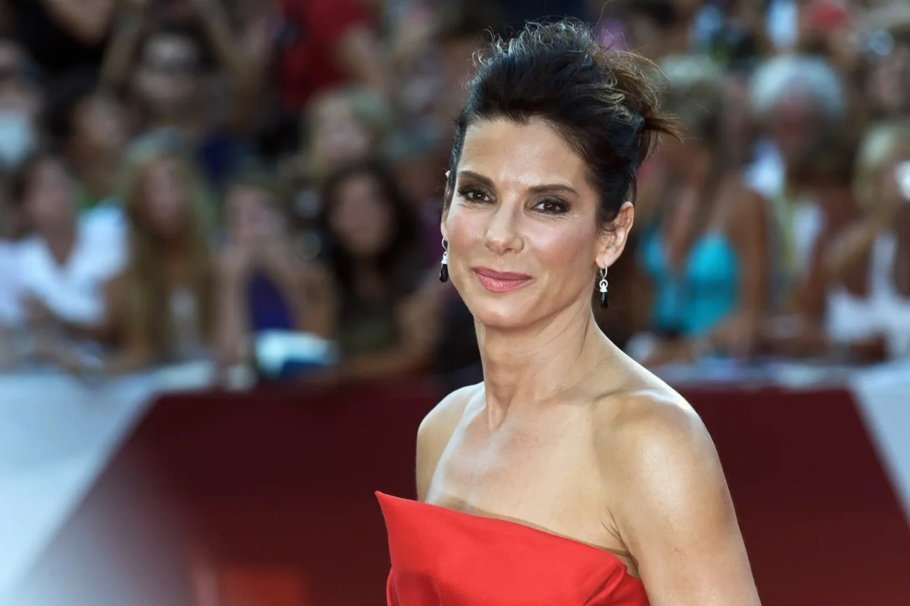 Sandra Bullock pózující na fotku.