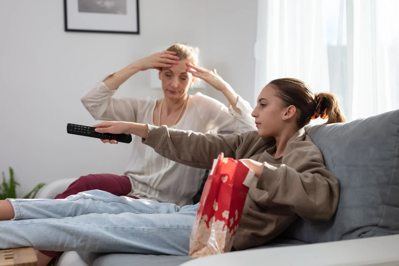 shutterstock_2262701277-2 | TVGURU.cz Žena s holčičkou koukají naštvaně na TV.