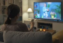 žena sleduje televizi