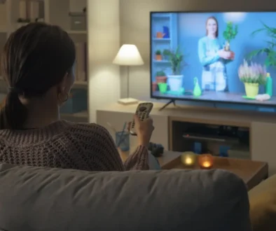 žena sleduje televizi