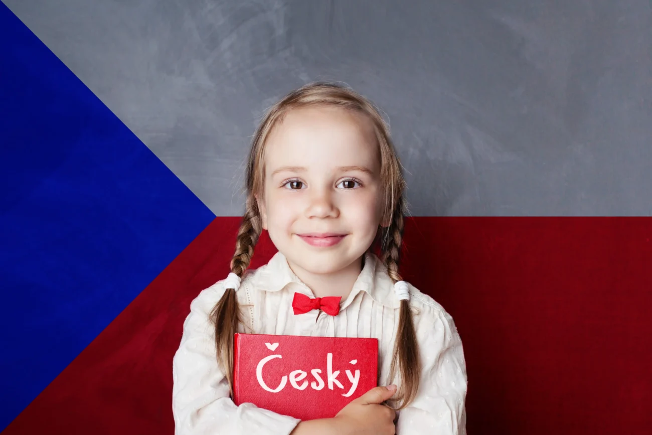 V každém regionu se mluví trošku jinak. Zdroj: Shutterstock | TVGURU.cz Dívka s knihou a českou vlajkou.
