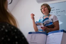 Žena učící děti češtinu.