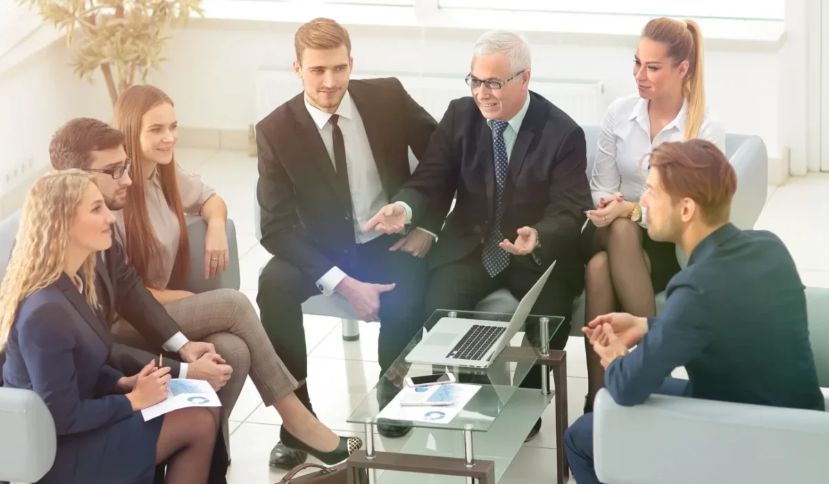 Porada lidí v práci.