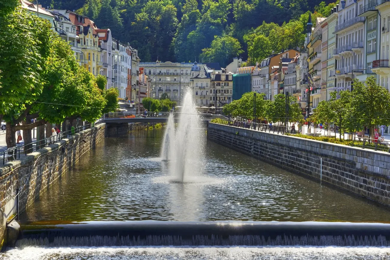 Karlovy Vary byly již za socialismu známé nejen svými lázněmi ale i výrobou porcelánu Shutterstock | TVGURU.cz Karlovy Vary