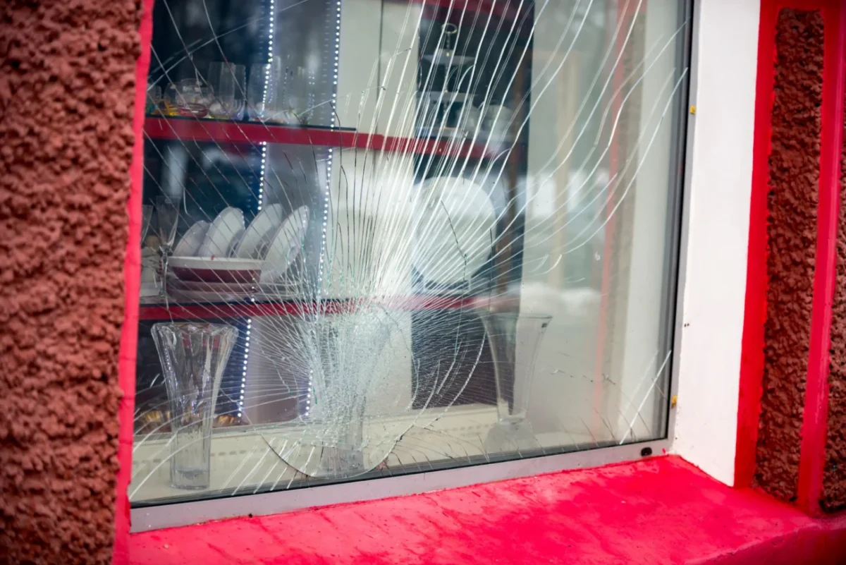 prasklé zrcadlo v okně