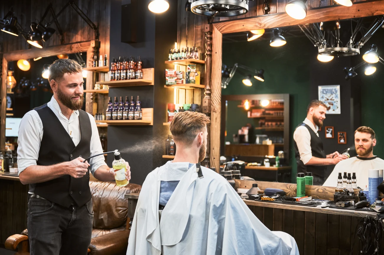 shutterstock_2548913397 | TVGURU.cz barber pečuje o zákazníka - luxusní barber shop