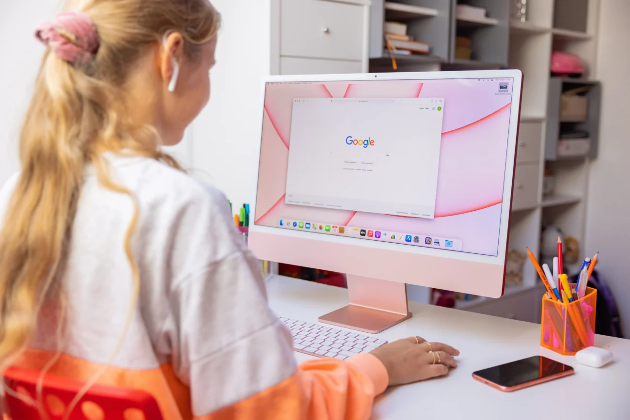 shutterstock_2092257952-2 | TVGURU.cz Slečna něco hledá na Googlu.