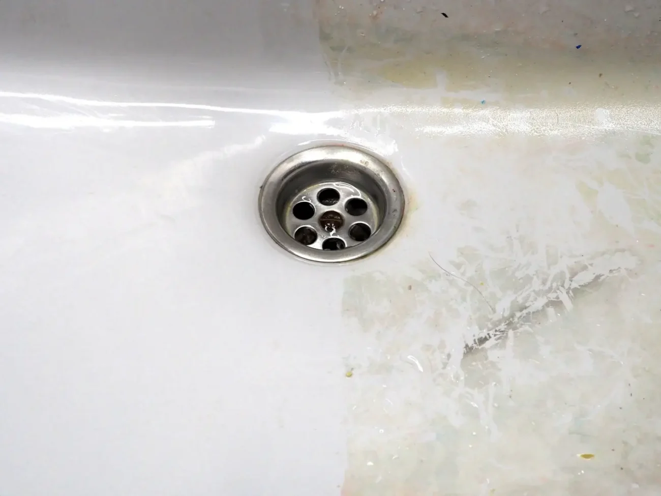 Falešná stopa zavede inspektora a jeho pomocníka k vaně v továrníkově koupelně Shutterstock | TVGURU.cz vana