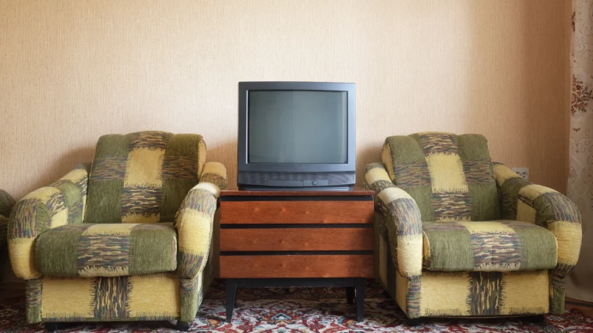 stará vintage televize a křesla
