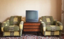 stará vintage televize a křesla