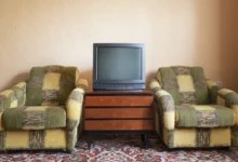 stará vintage televize a křesla