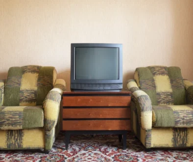 stará vintage televize a křesla