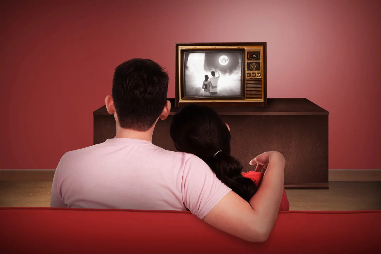 V československých filmech se objevuje mnoho hereček v různých rolích. Zdroj: Shutterstock | TVGURU.cz Muž dívající se na televizi.