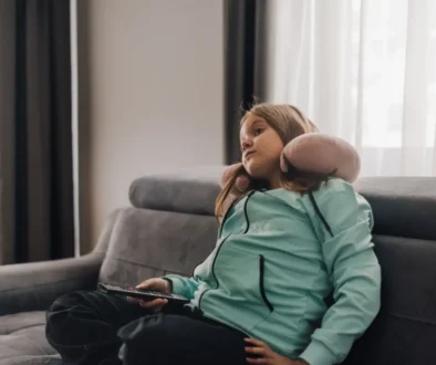 znuděná holčička z gauče sleduje televizi