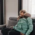 znuděná holčička z gauče sleduje televizi