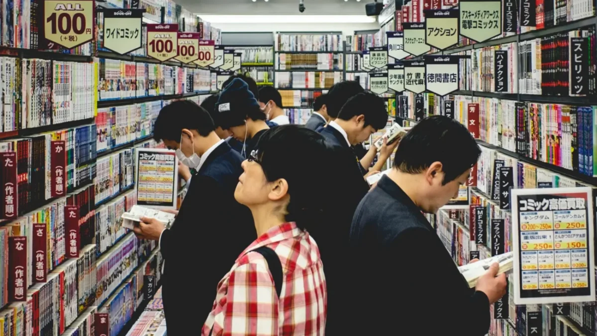 Lidé v Japonsku si vybírají komiksy.
