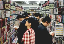 Lidé v Japonsku si vybírají komiksy.