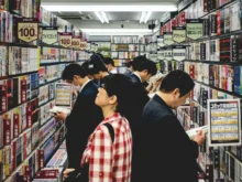 Lidé v Japonsku si vybírají komiksy.