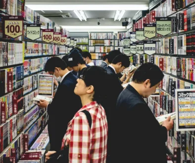 Lidé v Japonsku si vybírají komiksy.