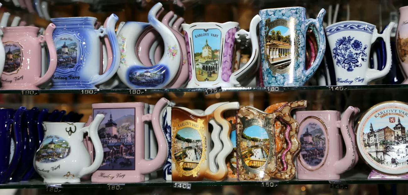 shutterstock_238203829 | TVGURU.cz Porcelánové hrnečky stojící vedle sebe.