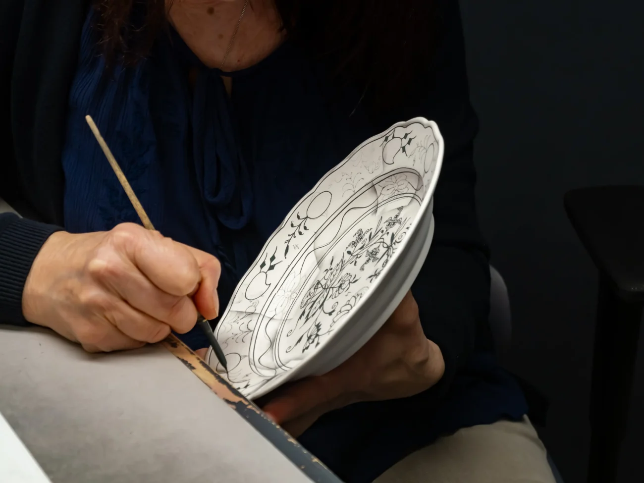 shutterstock_2436274099 | TVGURU.cz Člověk ručně zdobí porcelán.