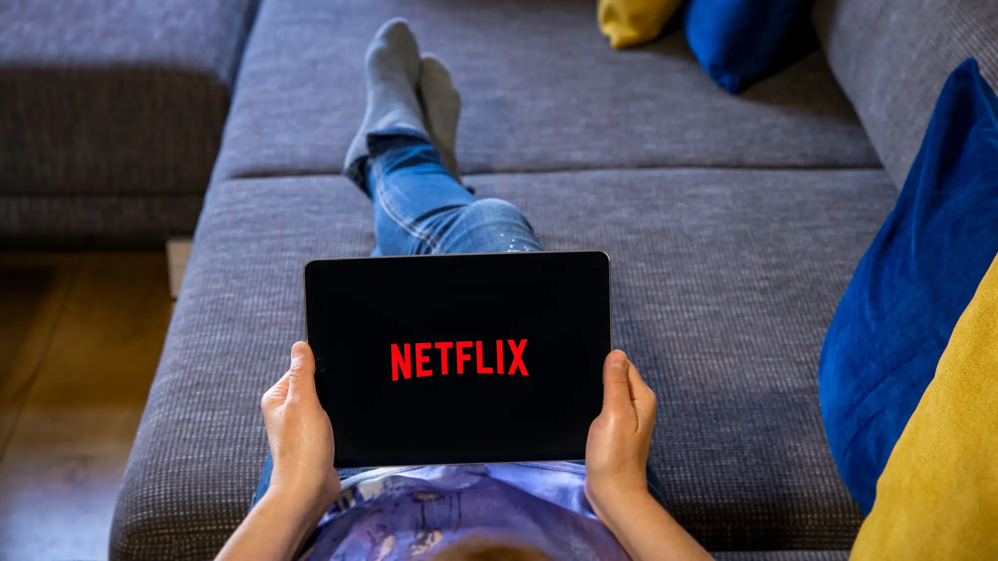 Shutterstock_1864534135 | TVGURU.cz Netflix na tabletu