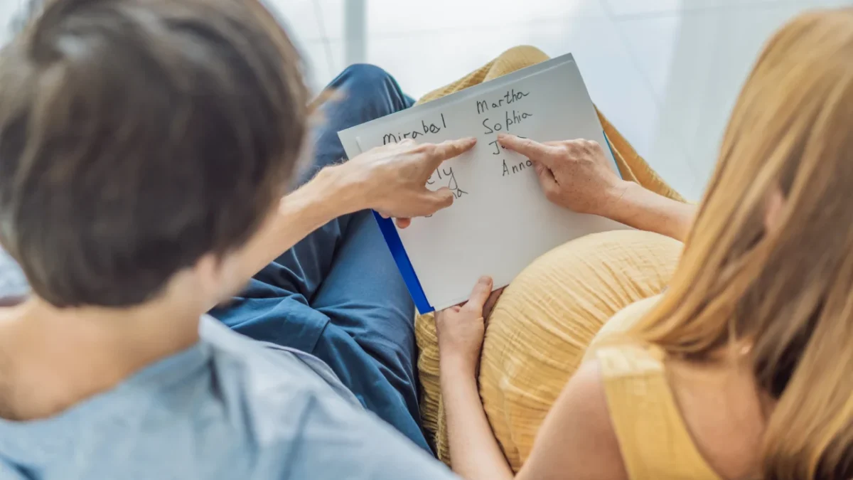 Pár vybírá jméno pro svého potomka