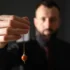 hypnotizér drží v ruce kyvadlo