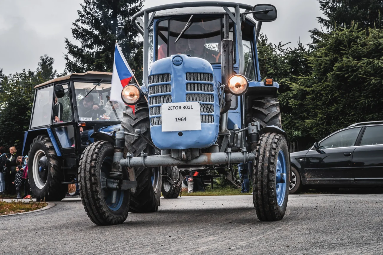 shutterstock_2347775147-2 | TVGURU.cz Originální traktor Zetor.