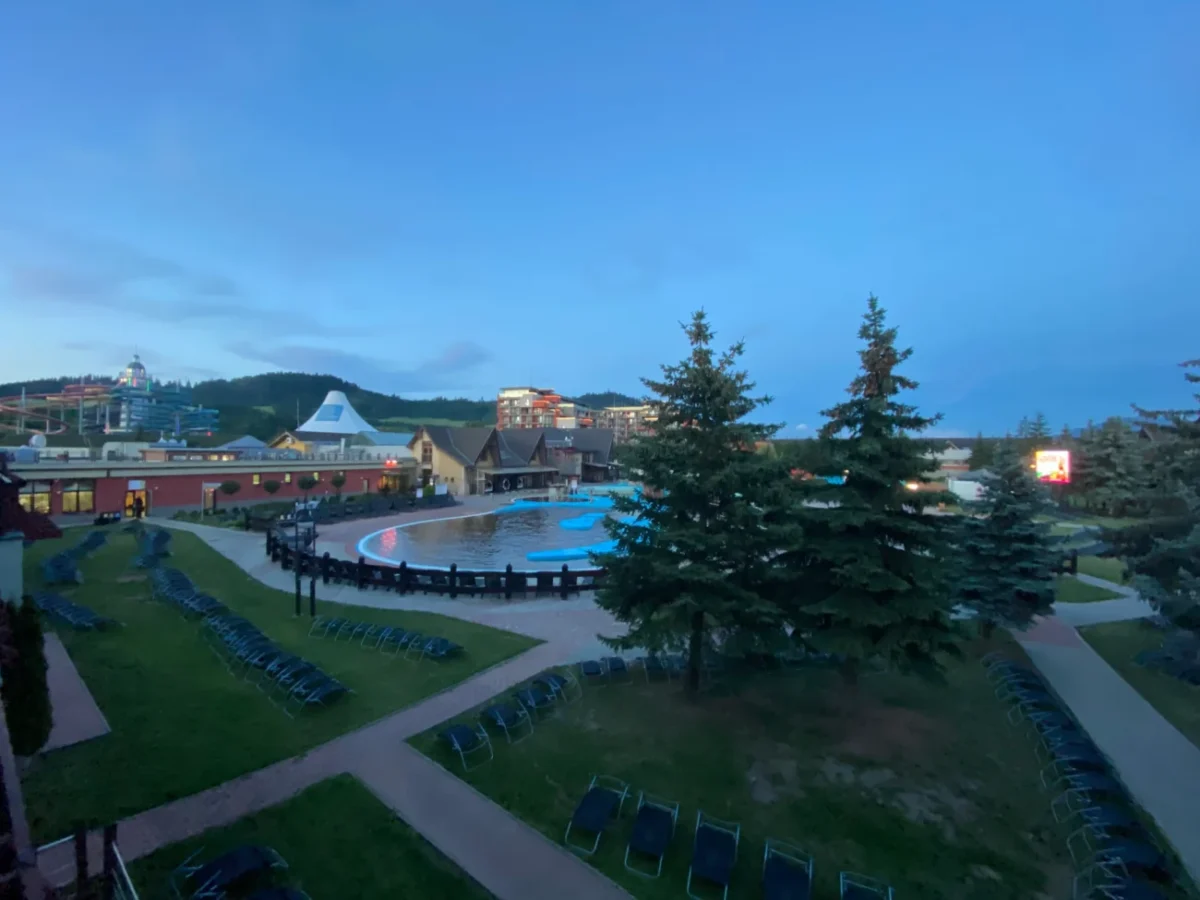 letní podvečer a bazén