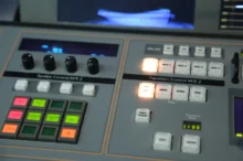 ovládací panel ke spuštění TV