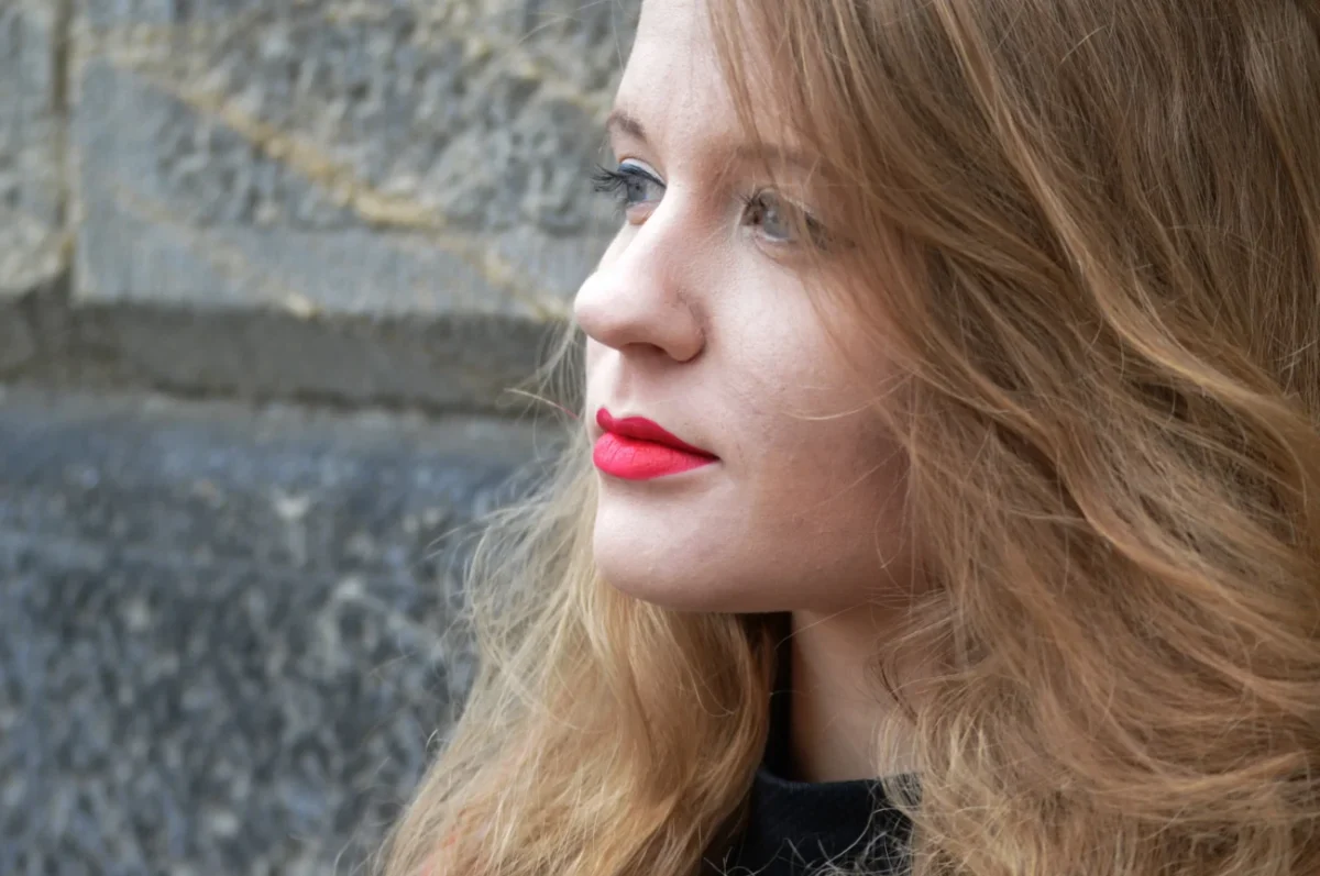 kartářka se dívá do dálky