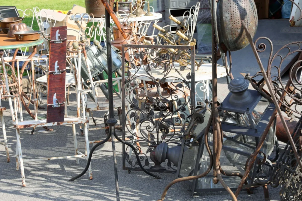 starožitnosti venku na zemi