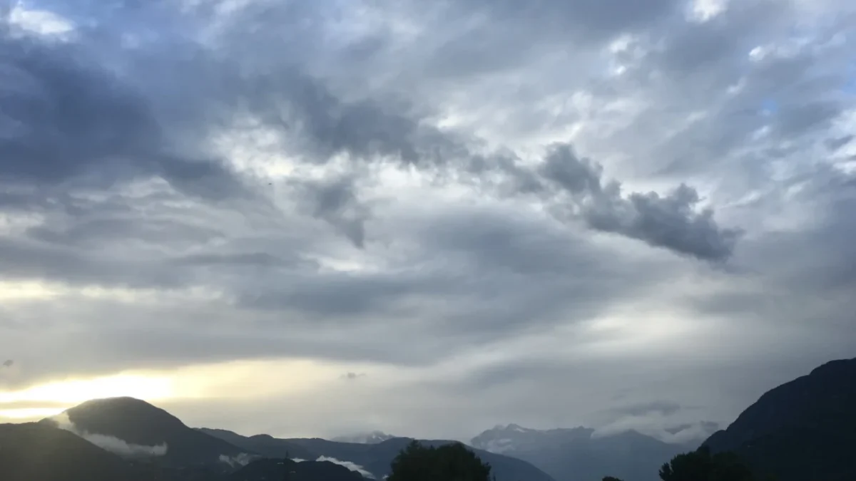 nebe s mraky a zamračeno