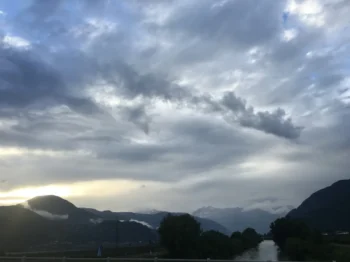 nebe s mraky a zamračeno