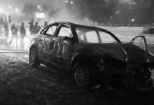 auto po nehodě v noci na trávě