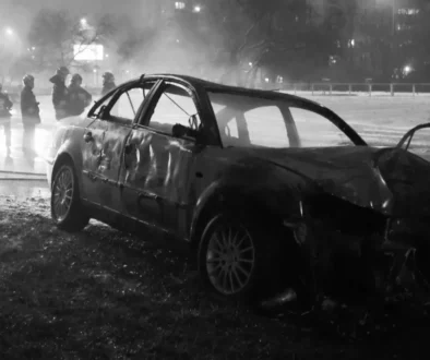 auto po nehodě v noci na trávě