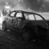 auto po nehodě v noci na trávě