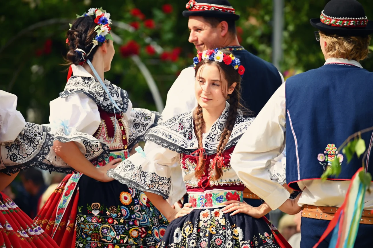 shutterstock_2328294027-2 | TVGURU.cz Lidé v moravských krojích.