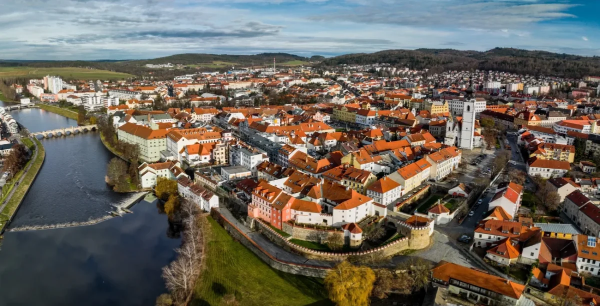 Město.