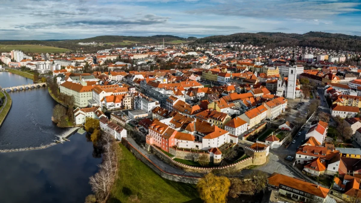 Město.