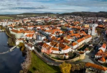 Město.