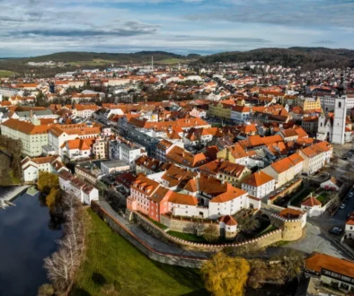 Město.