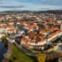 Město.
