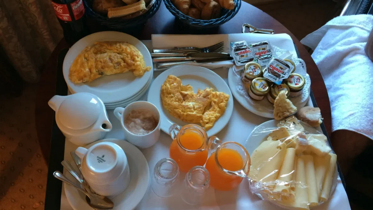 česká snídaně na stole v hotelu